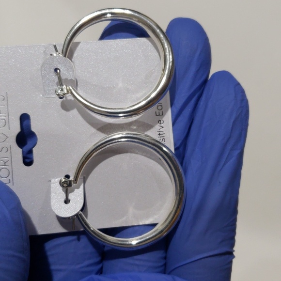 Lori's Gifts Stylish Elegant Silver tone Hoop Earrings - Women's Fashion Jewelry - Picture 6 of 9